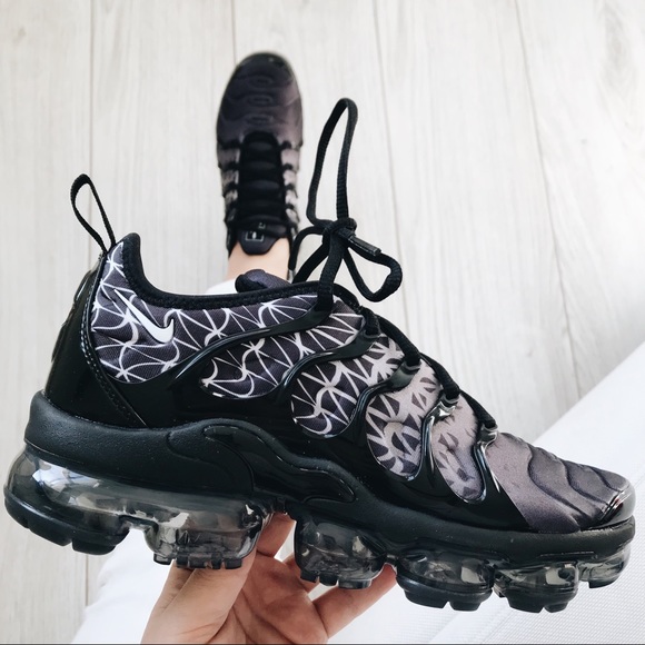 Nike Shoes - Nike air vapormax plus